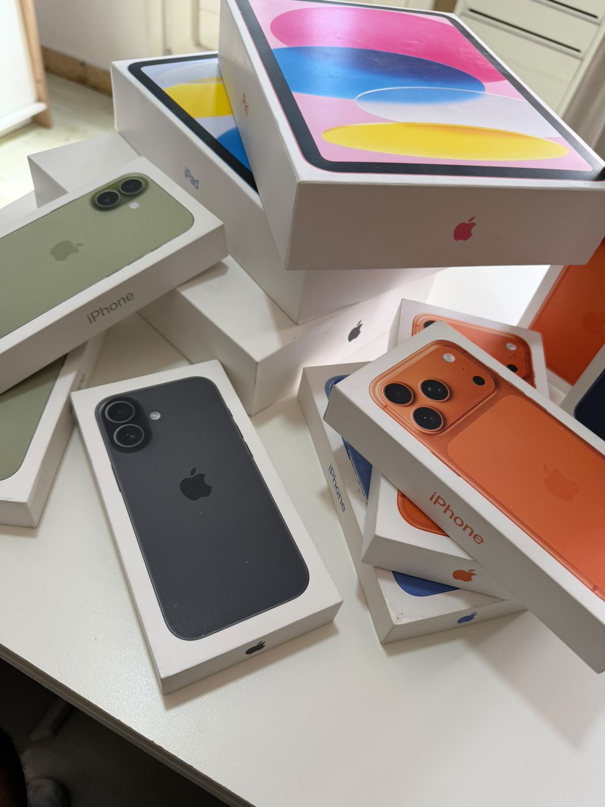 Variedad de iPhone en cajas - stock mayorista de equipos Apple