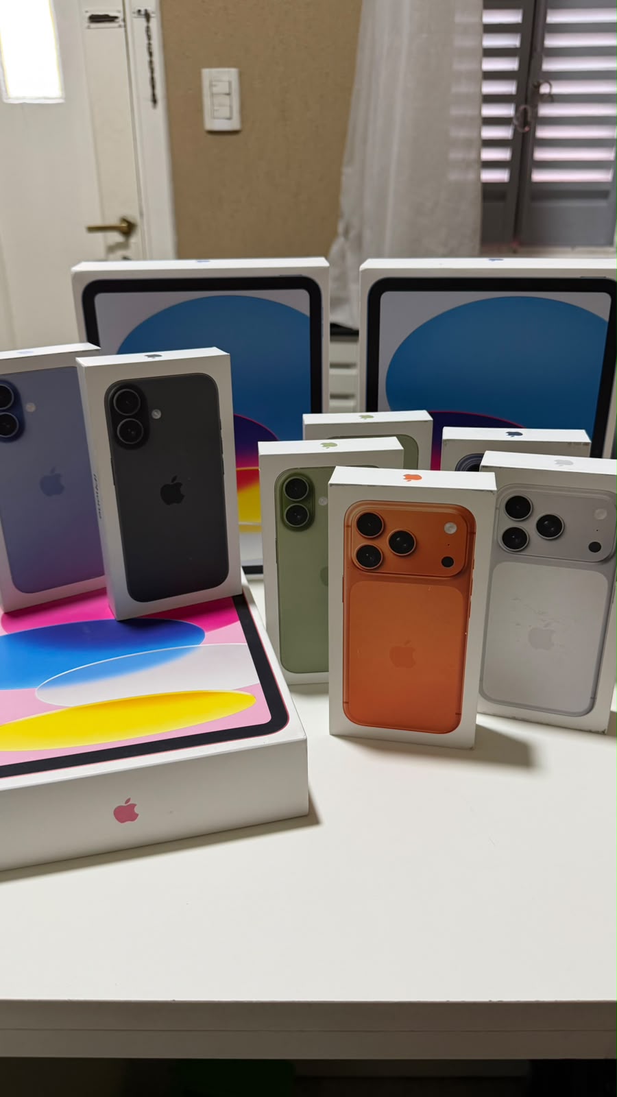iPhone naranja y iPad - equipos Apple originales stock